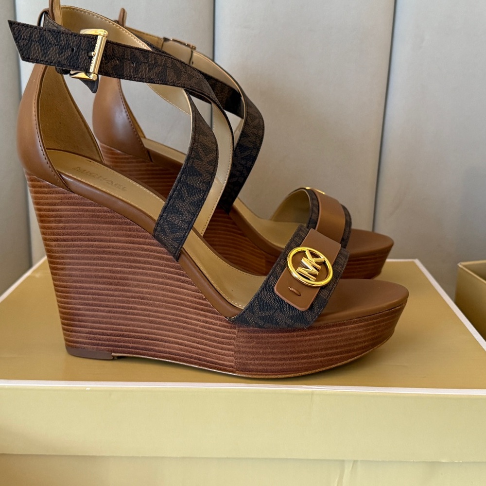 Michael Kors Brown Carmen Wedge with logo. size 9. NIB - Picture 4 of 6